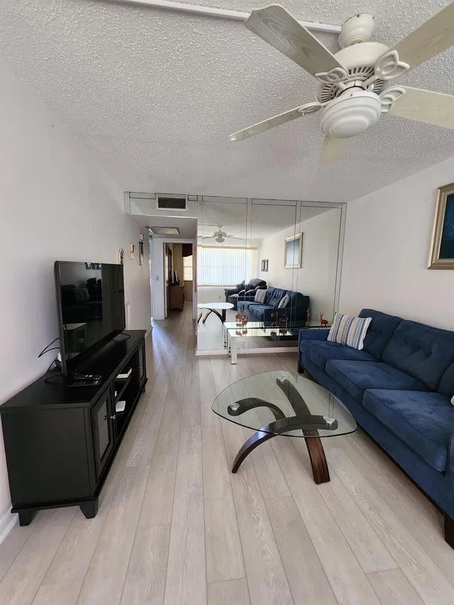 Unit 4033 photo 20