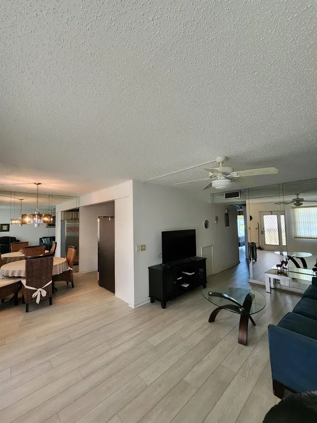 Unit 4033 photo 23