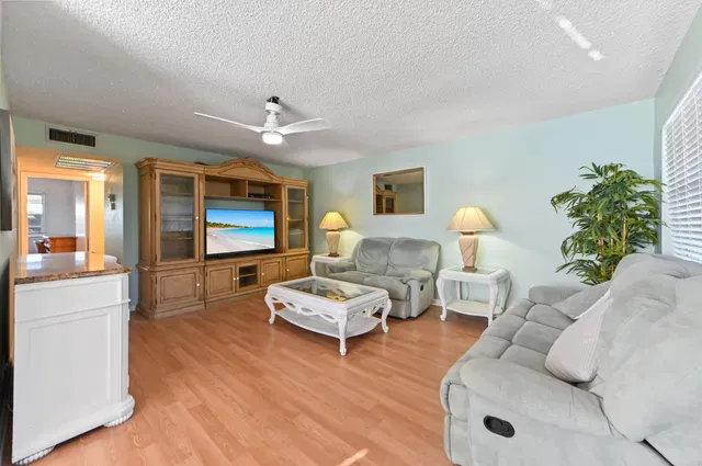 Residence photo 4