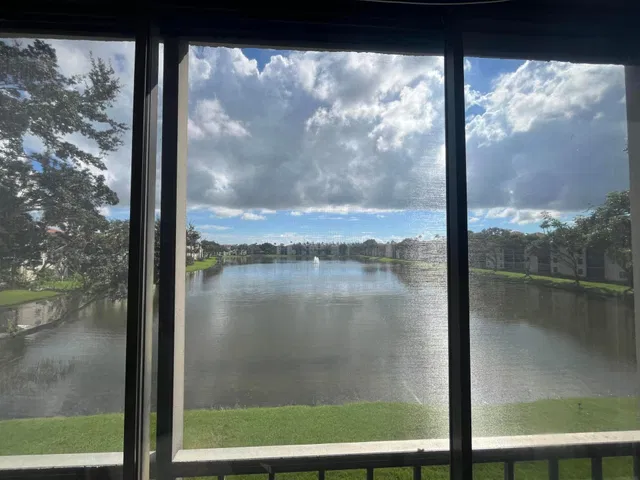 Unit 305 photo 3