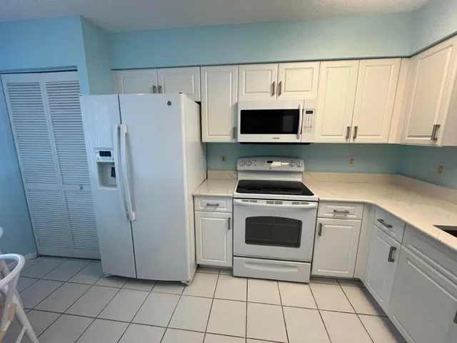 Unit 305 photo 9