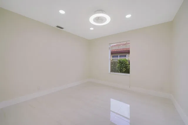 Residence photo 24