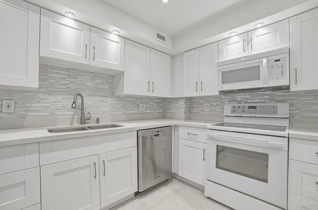 The Patrician of Palm Beach Unit 121 photo 16