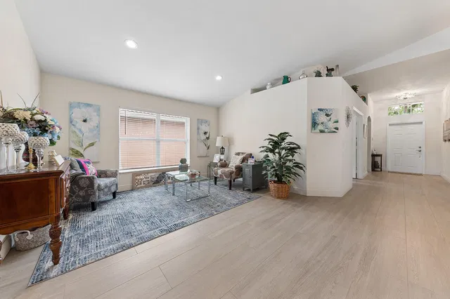  Residence photo 12