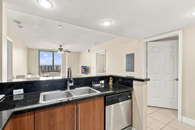 610 Clematis Unit 706 photo 4