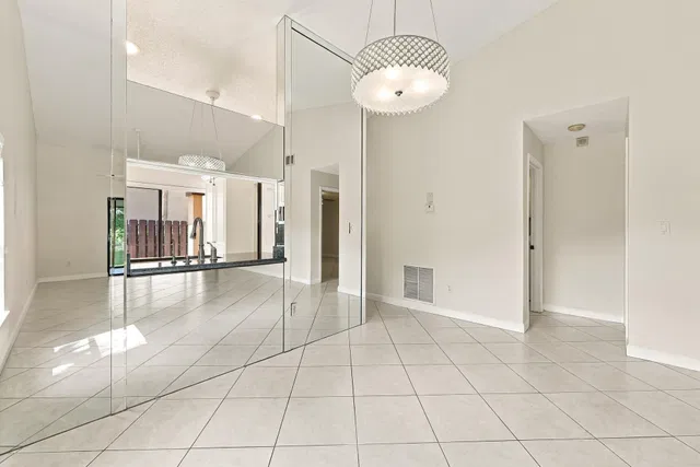  Residence photo 17