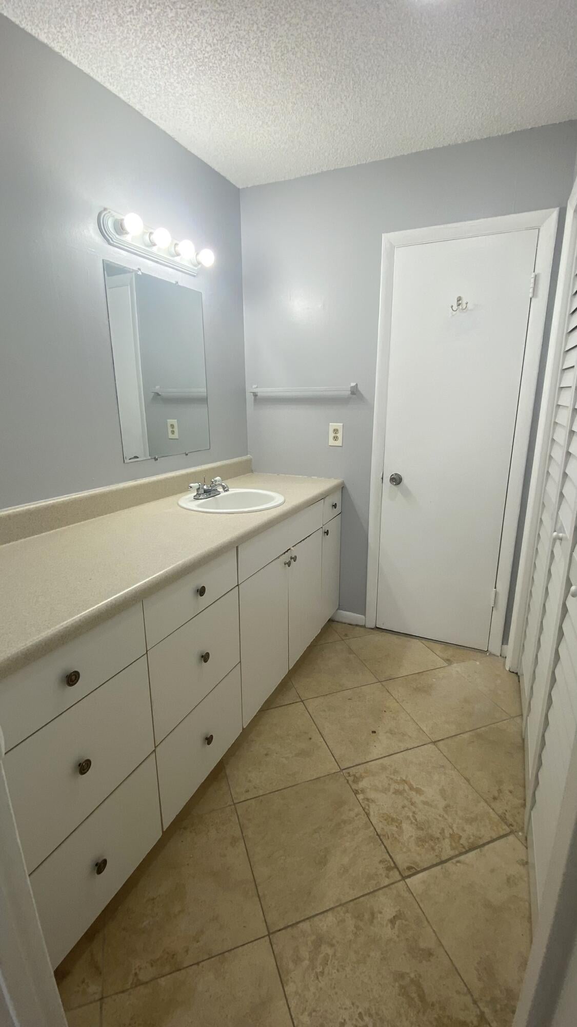 Unit 0120 photo 4