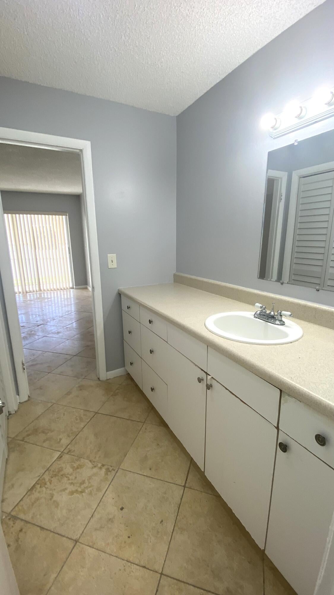 Unit 0120 photo 6