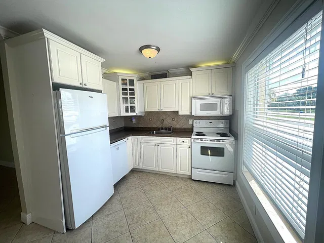 Village of North Palm Beach Unit 104 photo 5
