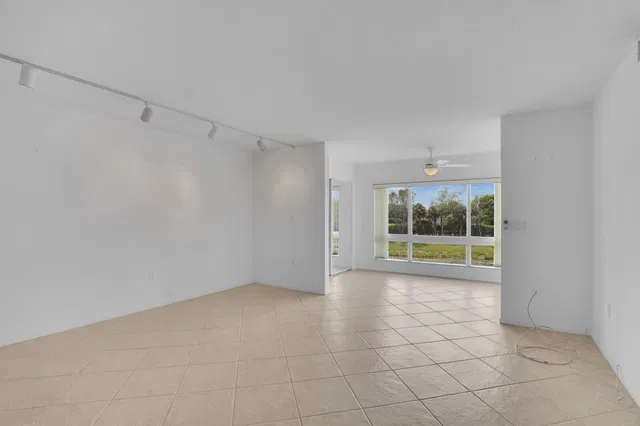 Unit 308 photo 11