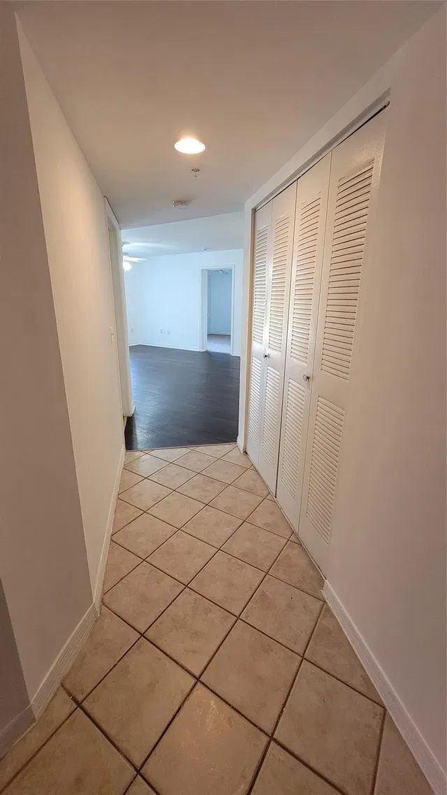 Unit 903 photo 8