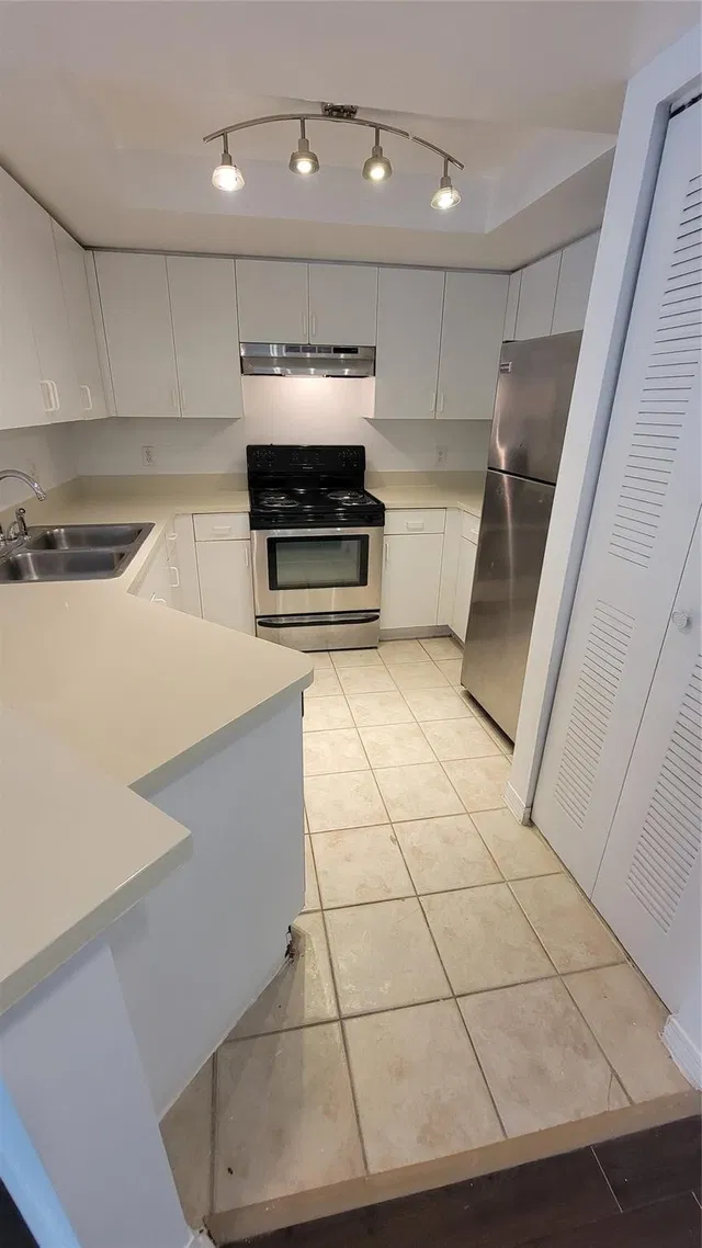 Unit 903 photo 14