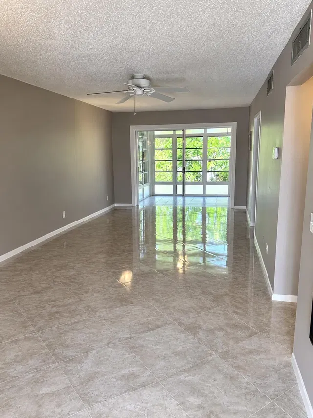 Unit 130-6 photo 3