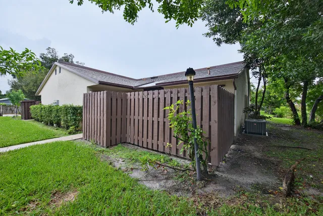 Unit B photo 32