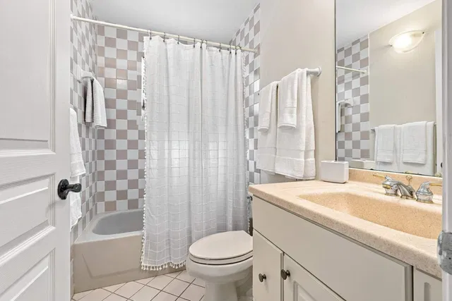 In-Town Palm Beach Residence photo 37