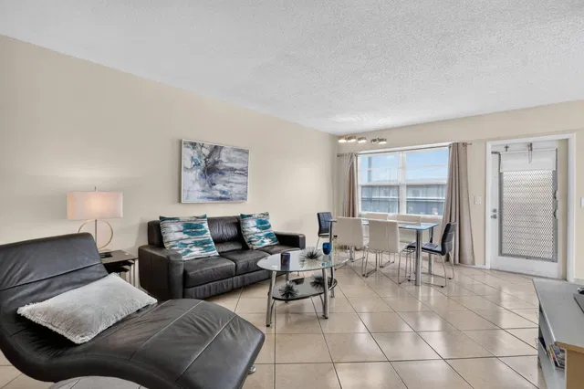  Residence photo 9