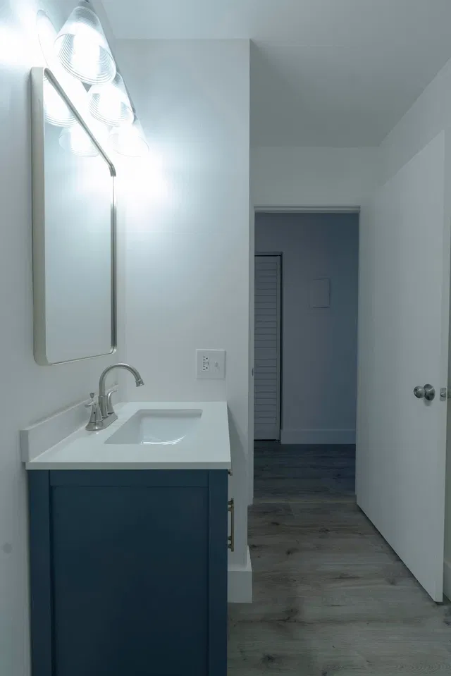 Unit B photo 16