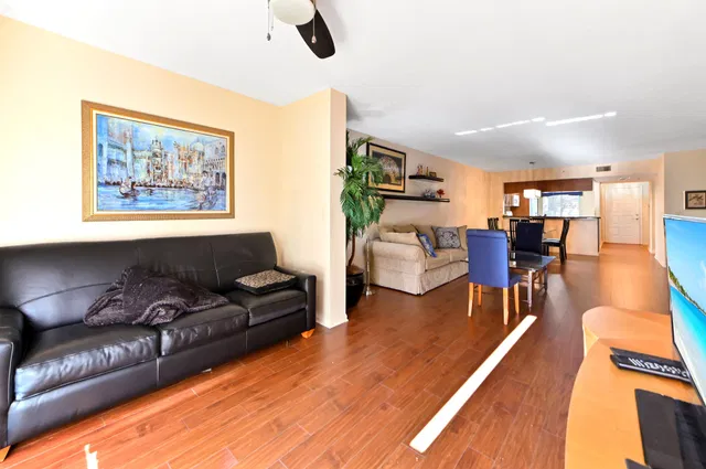  Unit 207 photo 4