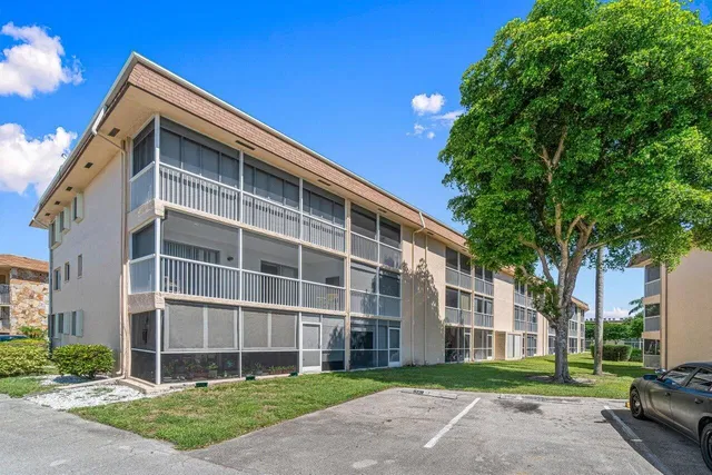  Unit 319 photo 4