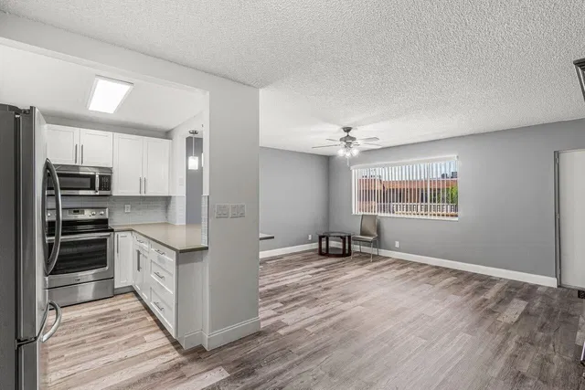  Unit 319 photo 6