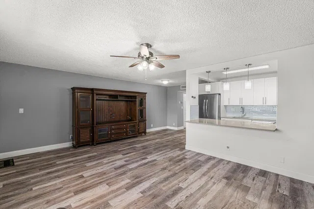  Unit 319 photo 9