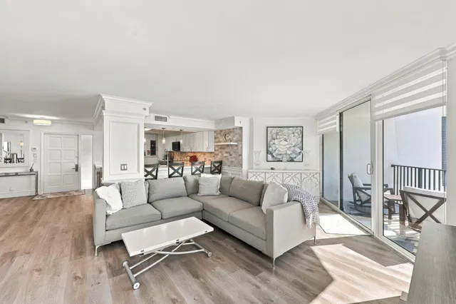 Unit 211N photo 18
