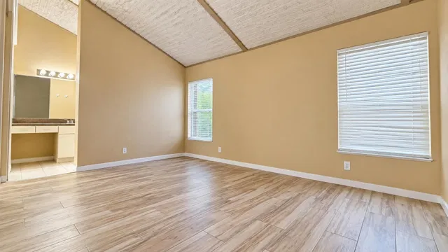 Residence photo 16