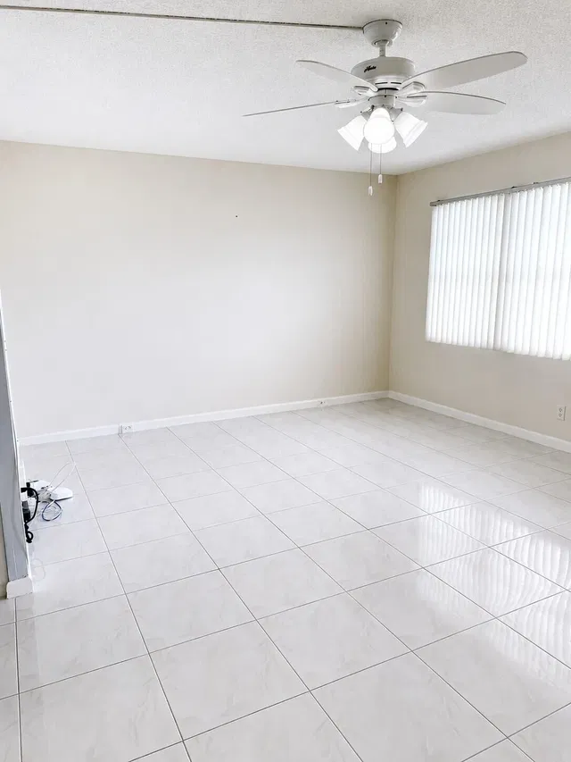 Unit 1089 photo 3