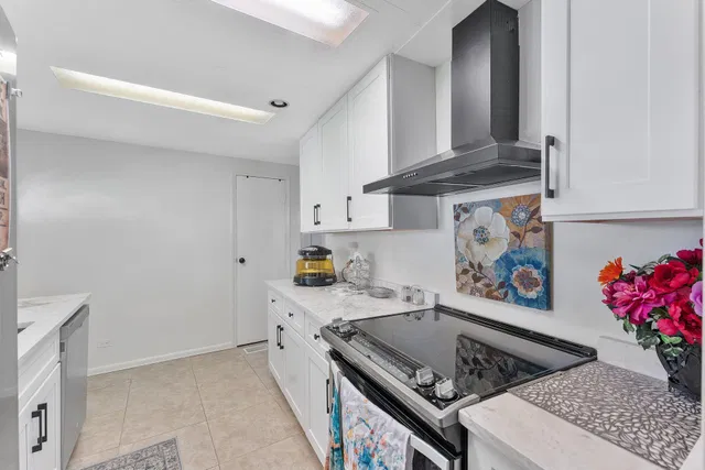 Unit 352 photo 10