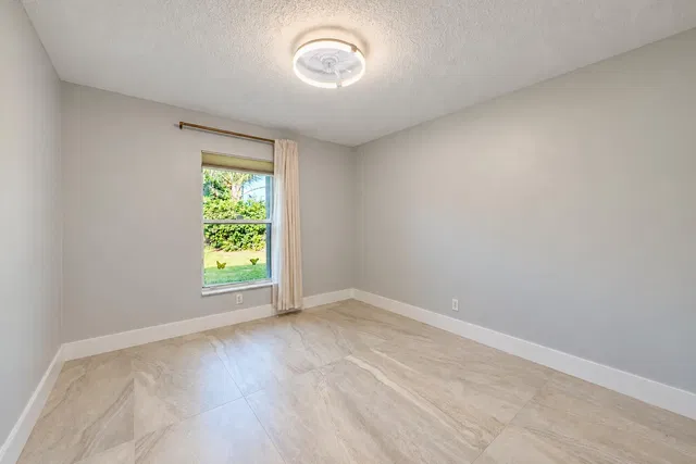 Residence photo 24