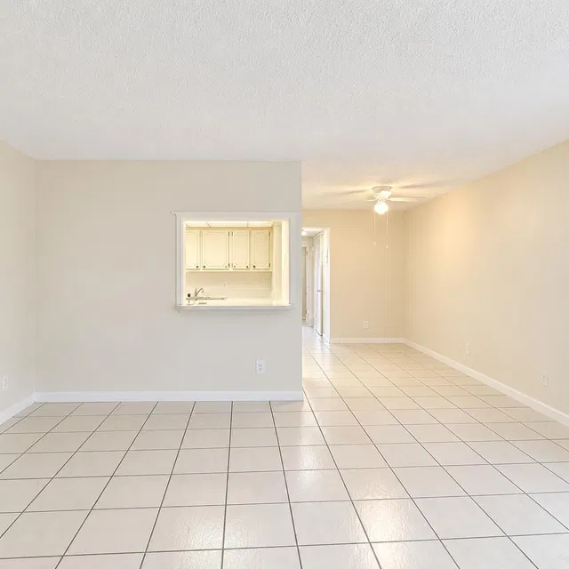 Unit 228 photo 4