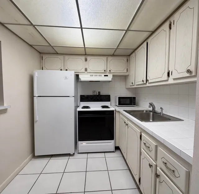 Unit 228 photo 5