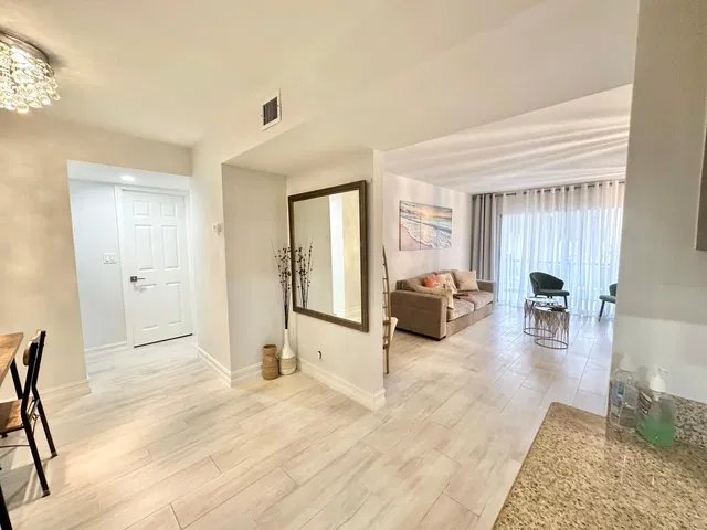 Unit Unit 205 photo 8
