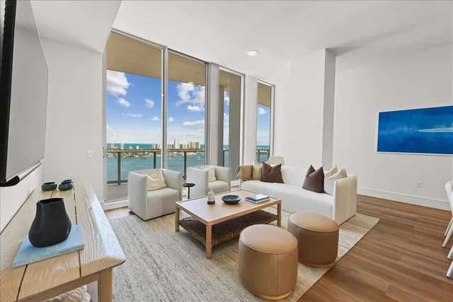 Nautilus 220 Unit 2406 photo 9