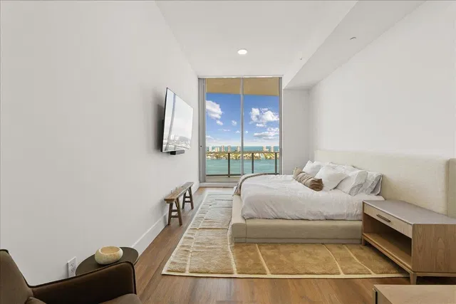 Nautilus 220 Unit 2406 photo 12