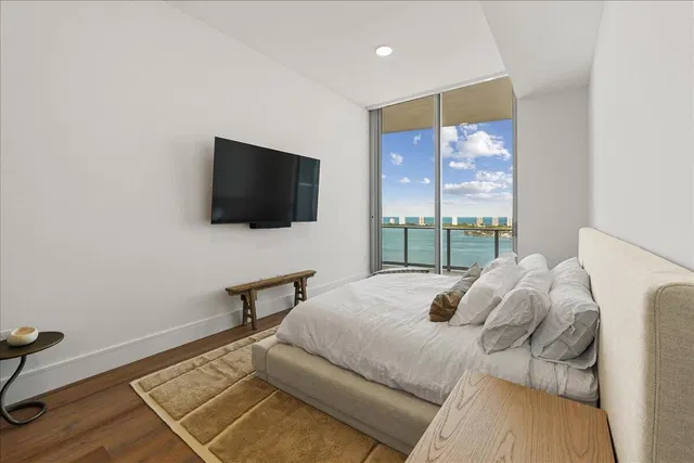 Nautilus 220 Unit 2406 photo 14