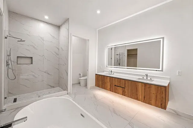 Nautilus 220 Unit 2406 photo 15