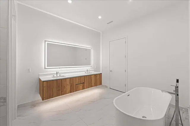 Nautilus 220 Unit 2406 photo 16