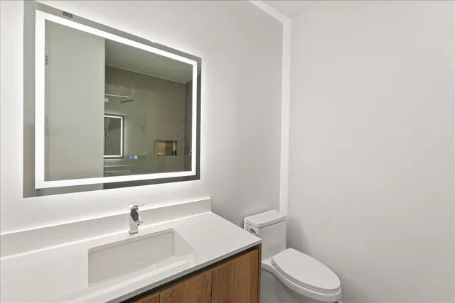 Nautilus 220 Unit 2406 photo 21