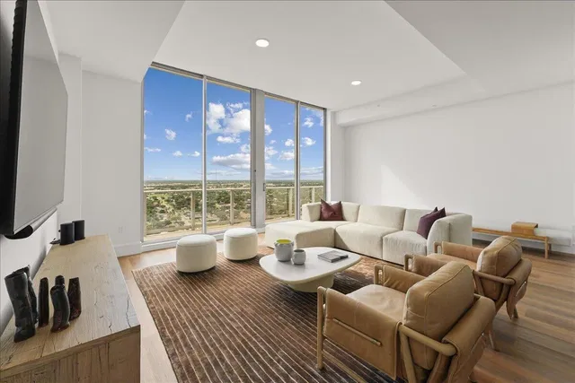 Nautilus 220 Unit 2406 photo 25