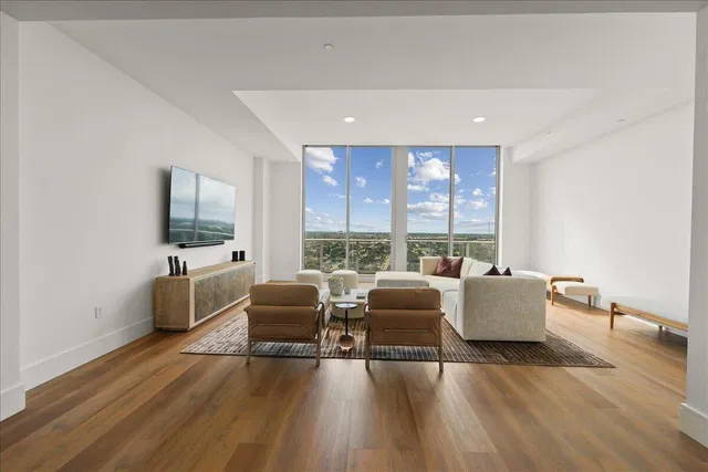 Nautilus 220 Unit 2406 photo 26
