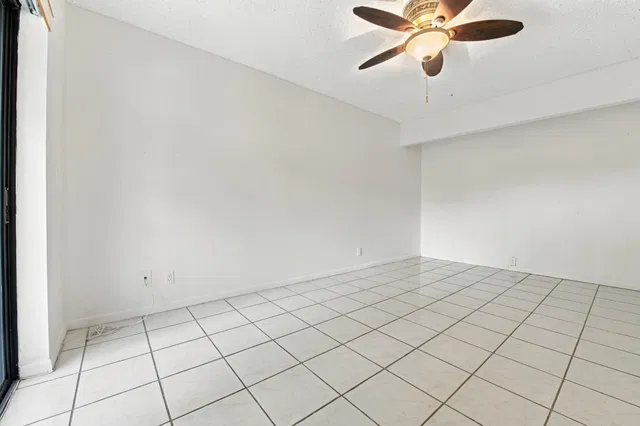 Unit C photo 23