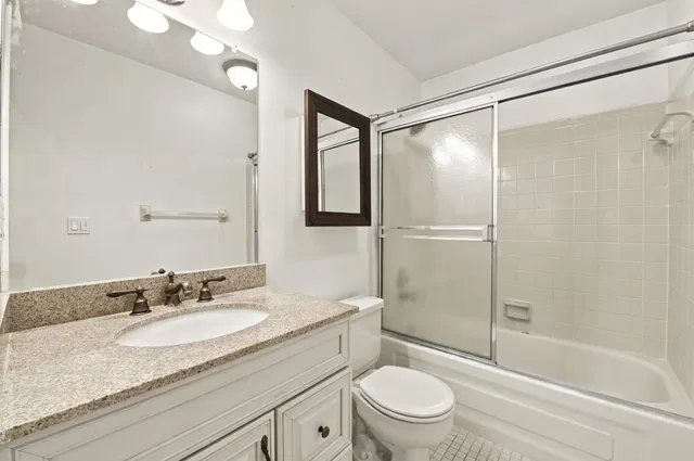 Unit C photo 24