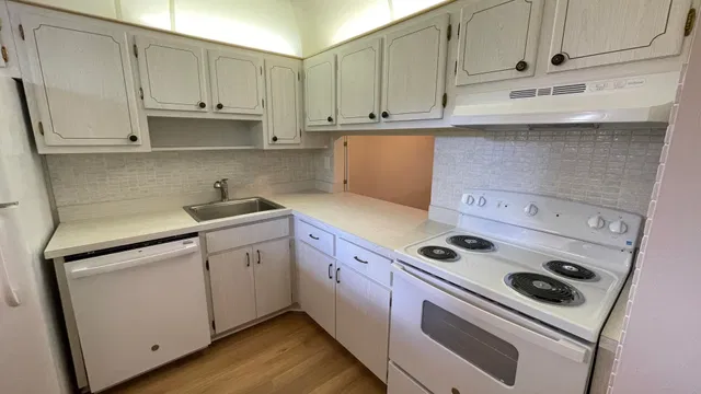 Unit 102 photo 8