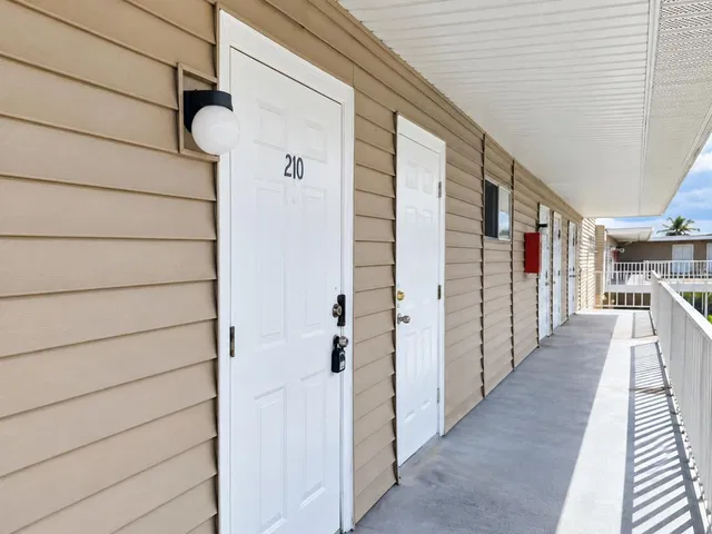 Unit B210 photo 2