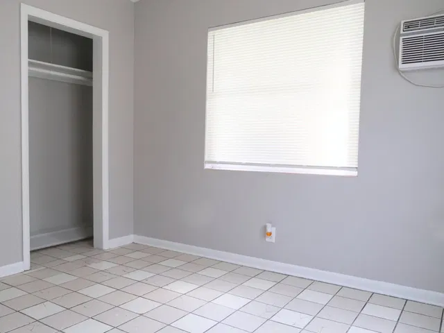 Unit 1217 photo 9