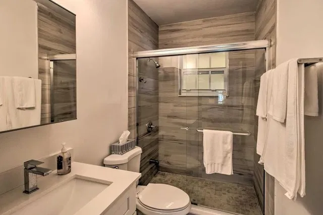 Unit E photo 11