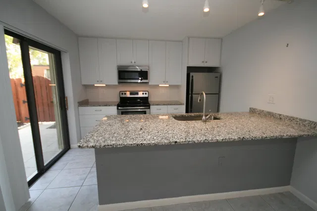 Residence photo 3