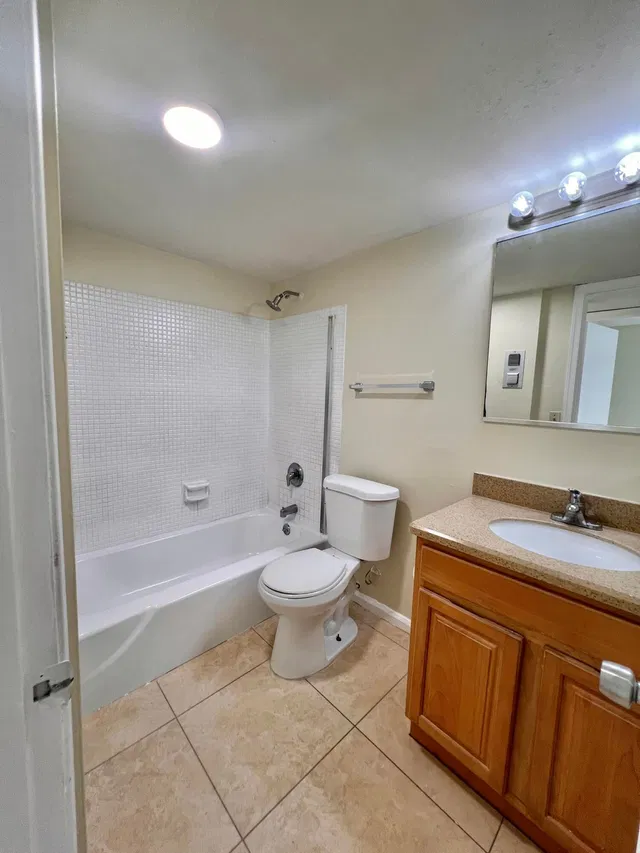 Unit B64 photo 8