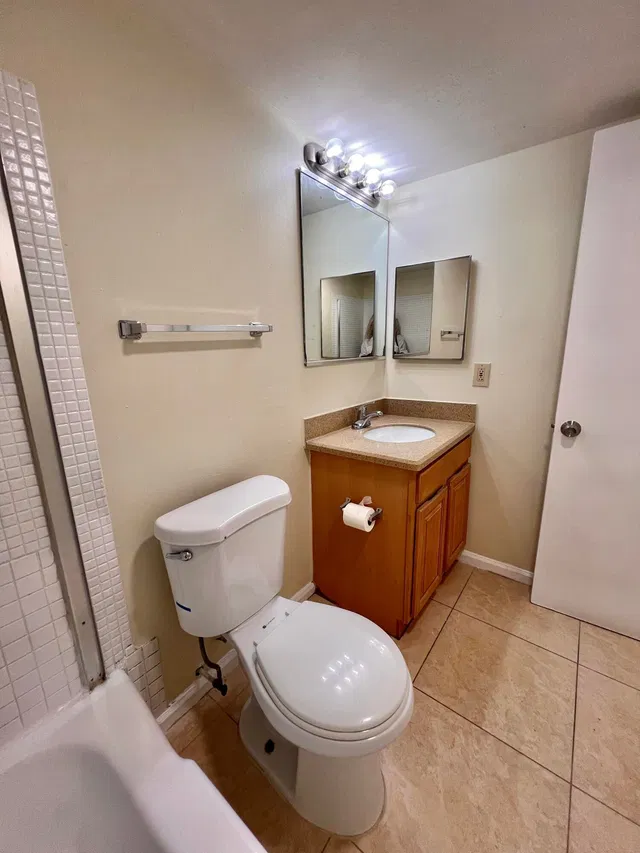Unit B64 photo 9